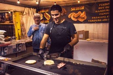 Rovigo, İtalya 25 Ekim 2022: Izgara sahnesinde sokak yemekleri sandviç hazırlama