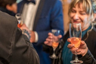 Kokteyl partisinde el yapımı cam.