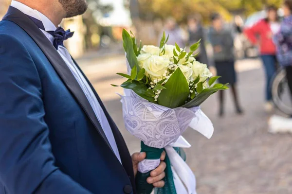 Marié Âge Moyen Avec Des Fleurs Dans Main Détail Tourné — Photo