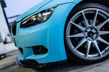 Modern hızlı spor arabanın akort edilmiş araba kenarı detayı. Özel ayarlı araba diski, yakın plan. Sürüklenmek için spor bir arabanın diskini akort ettim. Lowrider özel duruş stil spor araba yakın plan.