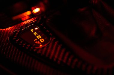 Karanlıkta otomatik vites kolu detayı