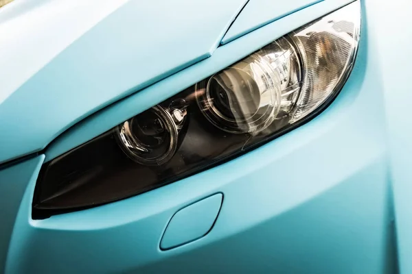 チューニングカーヘッドライトの詳細 現代の青い車キセノンランプヘッドライトのマクロビュー — ストック写真