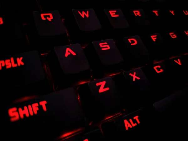背光键盘关上了 黑色键 有发光的字符 背光游戏键盘 游戏Rgb Led背光键盘 — 图库照片