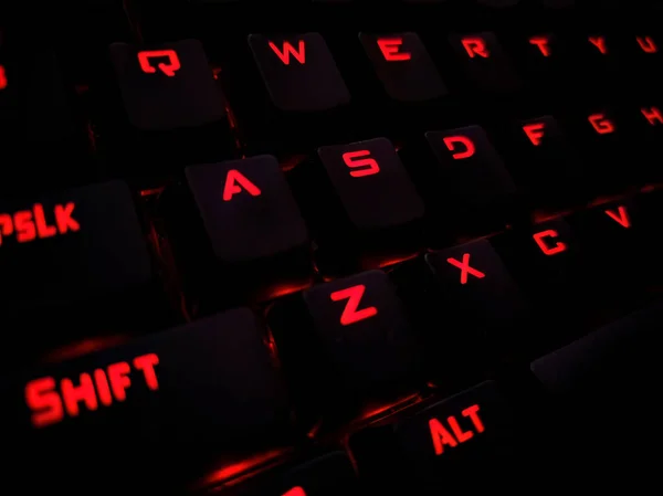 背光键盘关上了 黑色键 有发光的字符 背光游戏键盘 游戏Rgb Led背光键盘 — 图库照片
