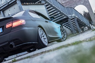 Milan, İtalya 13 Kasım 2022: Bmw Sport şehir portresi çekiminde akort edilmiş araba. Araba Akort Şovu.