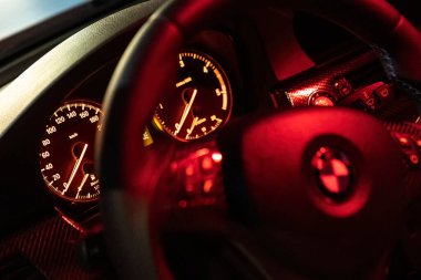 Milan, İtalya 13 Kasım 2022: Bmw direksiyon ve gösterge paneli gece yarısı