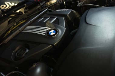 Milan, İtalya 13 Kasım 2022: Bmw modern motor detayı