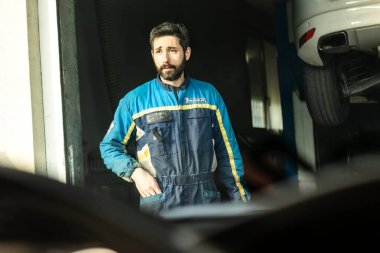 Milan, İtalya 13 Kasım 2022: Hayal kırıklığına uğramış mekanik portre