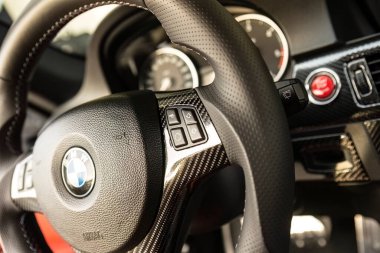 Milan, İtalya 13 Kasım 2022: Bmw direksiyon ve torpido gözü