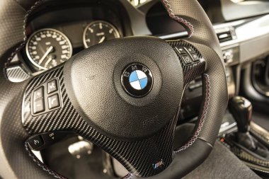 Milan, İtalya 13 Kasım 2022: Bmw direksiyon ve torpido gözü