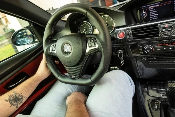 Milan, İtalya 13 Kasım 2022: Bmw direksiyon ve torpido gözü