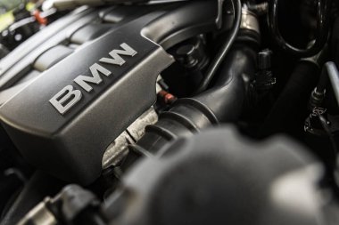 Milan, İtalya 13 Kasım 2022: Bmw modern motor detayı