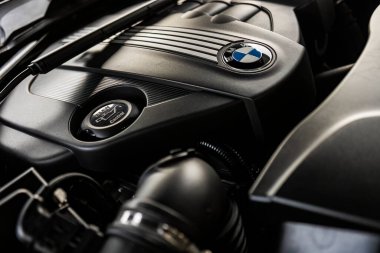 Milan, İtalya 13 Kasım 2022: Bmw modern motor detayı