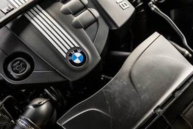Milan, İtalya 13 Kasım 2022: Bmw modern motor detayı