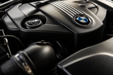 Milan, İtalya 13 Kasım 2022: Bmw modern motor detayı