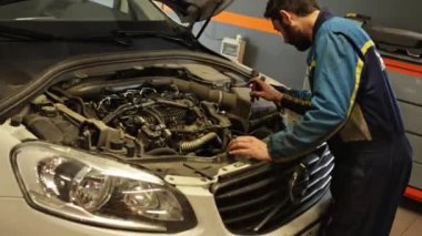 Milan, İtalya 13 Kasım 2022: Bir atölyede araba tamircisi sahnesi