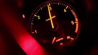 Gece karanlığında gösterge paneli.