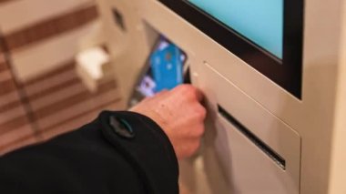 Rovigo, İtalya 'da 23 Kasım 2022' de. NFC kredi kartı ödemesi. NFC teknolojisiyle kredi kartıyla ödeme yapan bir kadın..