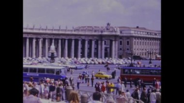 Roma, İtalya 1975: Vatikan şehir meydanı ve 70 'lerde trafik sahnesi