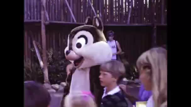 Orlando Estados Unidos Maio 1981 Crianças Com Mascote Parque Diversões — Vídeo de Stock