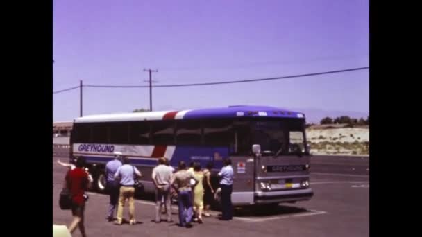 Palm Springs Verenigde Staten Mei 1981 Mensen Stappen Jaren Bus — Stockvideo