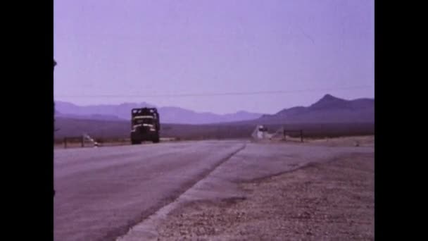 アメリカ合衆国ラスベガス1981年5月 ネバダ砂漠の景色と80年代の旅行 — ストック動画