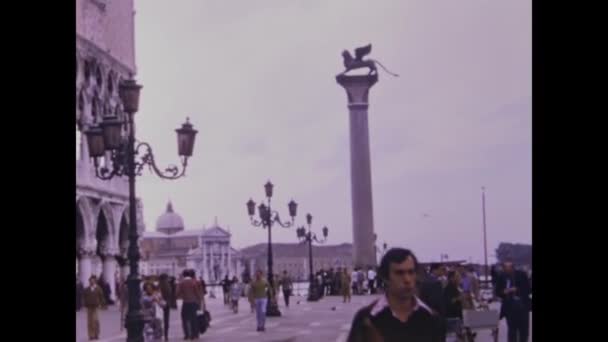 ヴェネツィア イタリア1971年5月 70年代のヴェネツィアの聖人マークの正方形のシーン — ストック動画