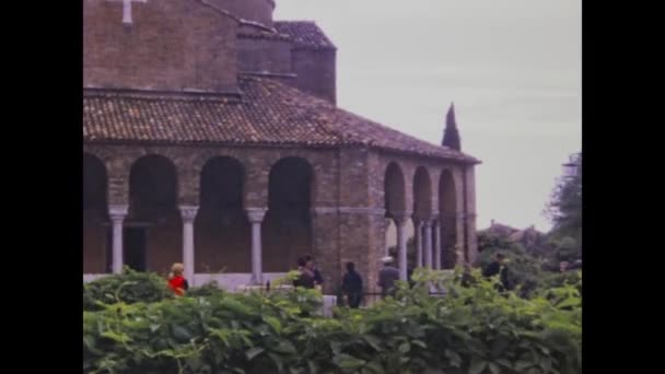 Wenecja Włochy Mogą 1971 Ludzie Wysiąść Małej Sceny Łodzi Latach — Wideo stockowe