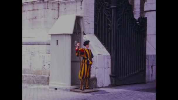 Roma Italia Maggio 1975 Guardie Svizzere Sulla Scena Vaticana Negli — Video Stock