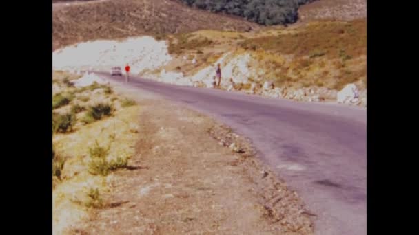 1970年 昭和45年 6月モロッコ タンジェ 70年代の狭い通りでの車 自転車 — ストック動画