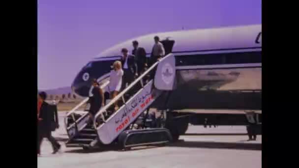 Tanca Fas Haziran 1970 Nsanlar Lerde Uçaktan Iniyor — Stok video