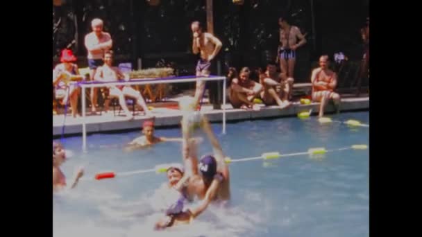 Tânger Marrocos Junho 1970 Pessoas Jogam Pólo Aquático Cena Piscina — Vídeo de Stock