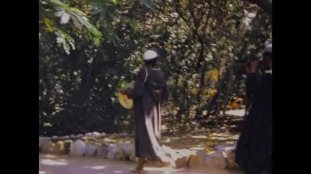 Tangier Maroko Czerwiec 1970 Ludzie Tradycyjnej Marokańskiej Scenie Odzieżowej Latach — Wideo stockowe