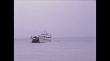 Corinth, Yunanistan Eylül 1973: 70 'lerde liman sahnesinde feribot kargo iskelesi