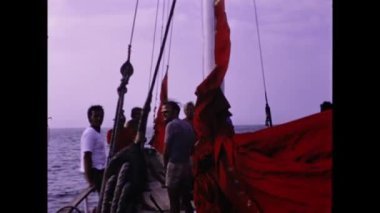 Gran Canaria, İspanya Haziran 1974: İnsanlar 70 'lerde yelkenli sahnesinde tatil yapıyorlar