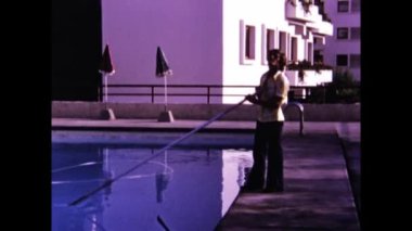 Gran Canaria, İspanya Eylül 1974: 70 'lerde tatil beldesi yüzme havuzu sahnesi