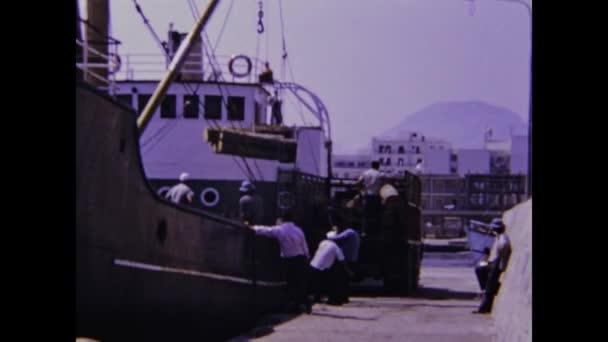Korynt Grecja Wrzesień 1973 Rozładunek Statku Ciężarówkę Latach Tych — Wideo stockowe