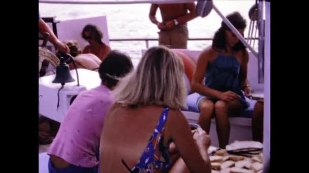Gran Canaria Espanha Junho 1974 Pessoas Férias Cena Veleiro Década — Vídeo de Stock