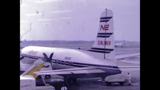 Montreal Canada March 1967 Passengers Get Plane Scene 60S — Stock Video