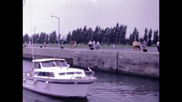 1967年3月 加拿大蒙特利尔 60年代河流中的船只 — 图库视频影像