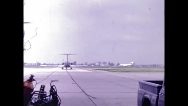 美国水牛城1967年 水牛城机场 60年代有飞机起降 — 图库视频影像