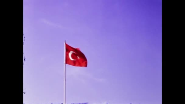 1969年6月 土耳其伊斯坦布尔 60年代在风中飘扬的土耳其国旗 — 图库视频影像