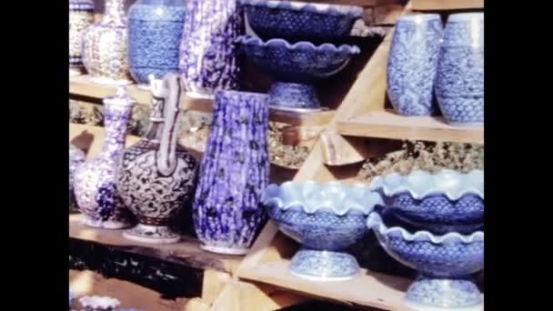 Estambul Turquía Junio 1969 Escena Porcelana Del Mercado Callejero Estambul — Vídeo de stock