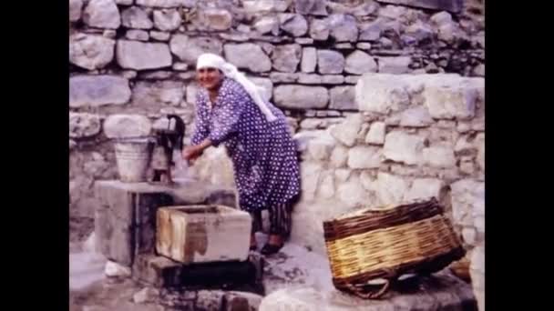 Estambul Turquía Junio 1969 Mujer Saca Agua Escena Del Pozo — Vídeos de Stock