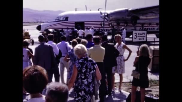Kusadasi Türkei Juni 1969 Passagiere Besteigen Das Flugzeug Den 60Er — Stockvideo