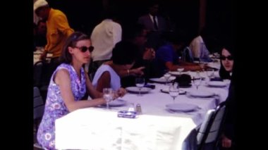 Kusadasi, Türkiye Haziran 1969: 60 'larda bir restoran sahnesinde yemek yiyen bir grup insan