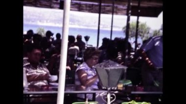 Rodos, Yunanistan Haziran 1981: İnsanlar 80 'lerde deniz manzarasının yanındaki barda kahvaltı yapıyorlar