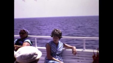 Atina, Yunanistan Haziran 1974: Yolcular 70 'lerde gemi seyrüsefer sahnesinde