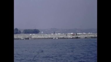 Desenzano, İtalya 1976: Desenzano şehrinin Garda Gölü manzarası 70 'lerde