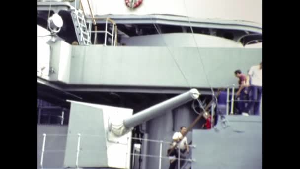 1990年 平成2年 7月ロシア モスクワ90歳で訪れる観光客との軍艦シーン — ストック動画
